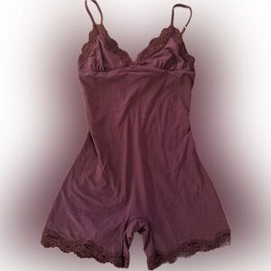 NWT SKIMS Oxblood Fits Everybody Lace Triangle Onesie Medium
LOT BIN 2